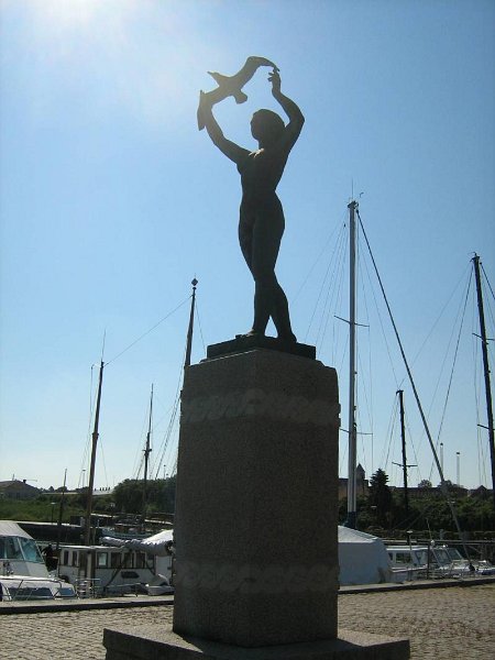 20101110K6159.JPG - das Denkmal am Hafen (Struer)